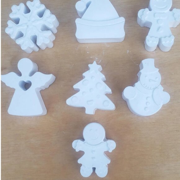 DIY Christmas Paint Kit – Choose 1 Figure + 2 Random Acrylic Paint Colors - Picture 2 of 2